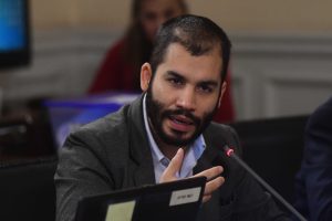 Acusan a Renato Garín de agredir a asesor parlamentario de diputada FA