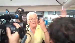VIDEO| Momentos que no se olvidan: Comisión Funa le arruinó la tarde a ex CNI que tomaba café con amigos en Providencia