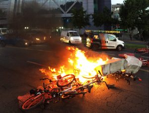 FOTOS| Una tarde de furia y bicicletas ardientes