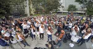 VIDEO| Himno latinoamericano: Estudiantes de Colombia protestan al ritmo de "El baile de los que sobran" de Los Prisioneros