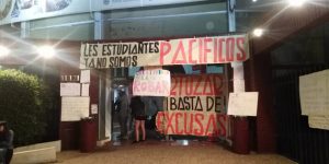 Estudiantes de la U. del Pacífico se toman sede de Las Condes por crisis financiera y acusan "incierto futuro"