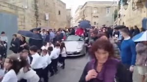 VIDEO| Descriterio: Cura se gana 15 minutos de infamia por festejar ascenso sobre un Porsche tirado por niños