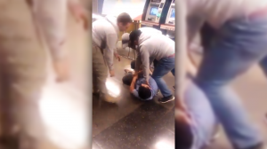 VIDEO| Denuncian violenta detención de vendedor ambulante en Metro por guardias municipales de Providencia