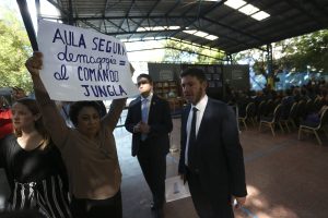 VIDEO| Profesora de Estación Central protestó frente a Piñera durante promulgación de "Aula Segura"