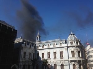 Paro portuario: Reportan manifestaciones con barricadas en sector aledaño a la Plaza Sotomayor en Valparaíso