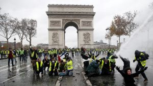 "Pico pa Macron": El enigmático rayado que apareció en el Arco del Triunfo en medio de las protestas en París