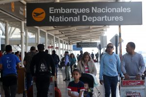 Cambio de nombre del aeropuerto de Santiago por "Pablo Neruda" costaría más de 500 millones