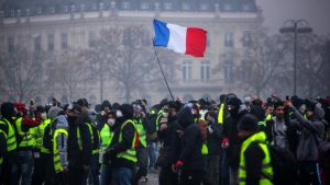 Historiadora analiza las movilizaciones de los chalecos amarillos y la compara con la revolución francesa: "Desde la Marsellesa a la imagen de Macron como Luis XVI"
