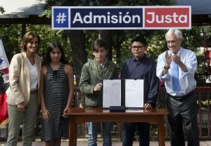 "Piñera quiere responsabilizar a los niños de los malos resultados": Las críticas al proyecto que repone pruebas para la selección escolar