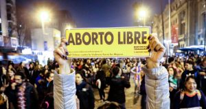 Aborto en tres causales: La mitad de los obstetras de la salud pública son "objetores de conciencia" en caso de violación