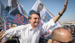 Cumplió promesa de campaña: Bolsonaro firma decreto que facilita la tenencia de armas en Brasil