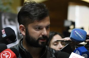 Piden que "asuma una actitud varonil": UDI busca "sanción máxima" para Boric por controvertida polera de Jaime Guzmán