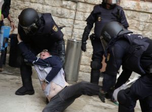 VIDEO| Ministro español dice que imágenes de represión por referéndum catalán corresponden al "Chile de Pinochet"