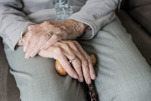 Vejez miserable: Adultos mayores viven encerrados en su departamento en Alto Hospicio por no contar con silla de ruedas