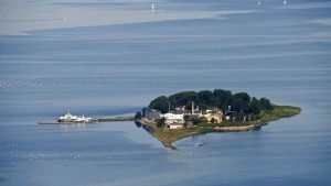 Acusan política de extranjería xenófoba: Dinamarca desterrará a una pequeña isla a un centenar de migrantes