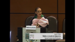 VIDEO| "Llevo a mi hija porque soy mujer, madre y profesional": La respuesta de senadora mexicana criticada por ir con su guagua al Congreso