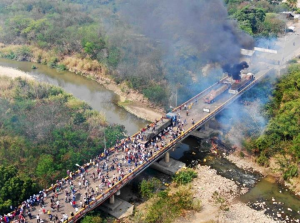 VIDEO| Camiones de ayuda humanitaria fueron quemados por la misma oposición a Maduro