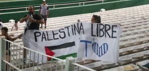 "Palestina libre": Hinchas argentinos recibieron con aplausos y pancartas a Palestino en Copa Libertadores