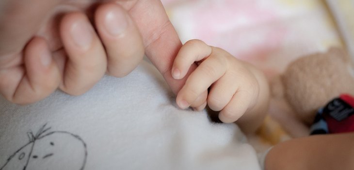 Estudio: Bebés de madres con COVID-19 pueden nacer antes y con bajo riesgo de infección