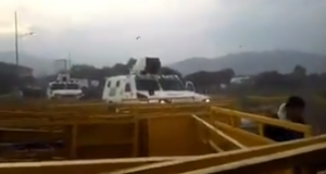 VIDEO| Fotógrafa chilena fue atropellada por tanqueta de "militares venezolanos" desertores