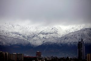 La Parva, Valle Nevado y el Cajón del Maipo: Estudio confirma contaminación de nieve en la Cordillera de los Andes