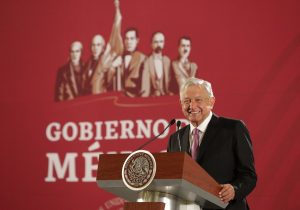 López Obrador le baja el perfil a multitudinaria protesta contra su reforma electoral