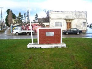 Indignación causa placa de homenaje a carabineros que asesinaron a obreros en Puerto Bories y Puerto Natales en 1919