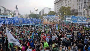 Persisten protestas contra Macri en Argentina: "Estamos viviendo toda esta miseria por la política del gobierno"