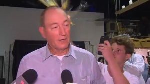 VIDEO| Mira cómo le revientan un huevo en la cabeza a político australiano que culpó a los musulmanes de la masacre ocurrida en Nueva Zelanda