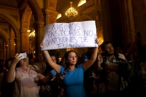 VIDEO| Diácono quita cartel a manifestante en la Catedral Metropolina: Iglesia pide disculpas públicas
