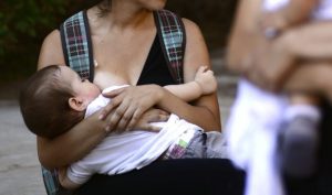 Conversatorio interdisciplinario pone en relieve la lactancia materna más allá de la maternidad