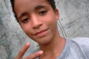 Niño de 12 años es asesinado en Río de Janeiro: Testigos culpan a la policía militar