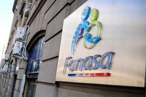 Vía licencias médicas: Desbaratan banda que defraudó a Fonasa en más de $4.000 millones