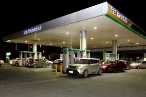 Multan a bencineras que incumplen pagos de propinas a "bomberos": Petrobras y Shell figuran con más infracciones