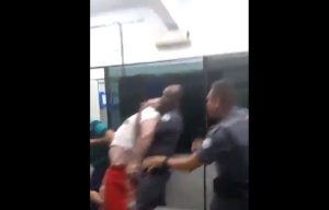 VIDEO| Policía de Bolsonaro le quebró el brazo a un hombre que vestía una polera con el mensaje "Lula livre"