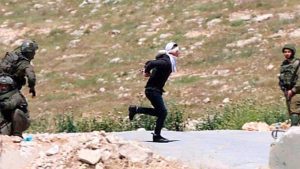 [Imágenes crudas] Soldados israelíes le disparan a joven palestino con los ojos vendados y las manos atadas