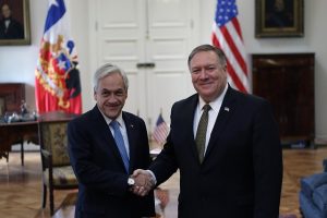 REDES| "Vino a darle órdenes a Piñera": Cuestionan advertencias de Mike Pompeo en su visita a Chile