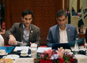 REDES| "Nepotismo y corrupción a vista de todo el mundo": Cuestionan reunión de hijos de Piñera con empresas tecnológicas durante gira presidencial en China