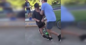 VIDEO| Padre se descontrola y ataca a niños que le estaban haciendo bullying a su hijo