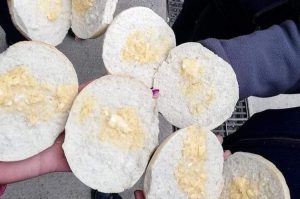 Junaeb explica fotografía viral de un desayuno escolar que muestra panes casi vacíos en Osorno
