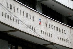 Apoderados del Instituto Nacional presentan recurso para repetir votación sobre paso del liceo a mixto