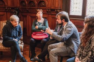 Judith Butler se reúne con feministas en Valparaíso y destaca gestión de Sharp: "Ha generado instituciones dedicadas a las mujeres"
