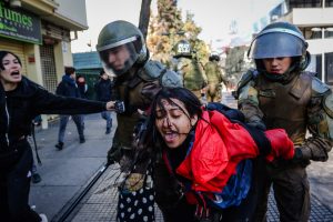VIDEO| Registro muestra a carabinera golpeando en la cara a fotógrafa en medio de manifestaciones en el Instituto Nacional