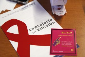 Sexo seguro, condón femenino y test para todos y todas: Así es la campaña “El VIH no discrimina” que lanzó la U. de Chile