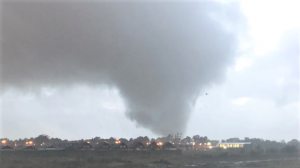 De película: Hombre se salvó del tornado porque un amigo "gordo" se tiró encima de él