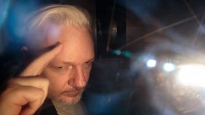 Jueza británica deniega la libertad condicional a Assange por riesgo de fuga