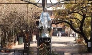 LGBTIfobia y censura: Las complicadas denuncias que rondan al director del Colegio Santa María de Santiago