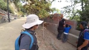 VIDEO| Turista coreano se sorprende al ver a familia que rayaba el Cerro Santa Lucía: "Educan a sus hijos de esa manera"