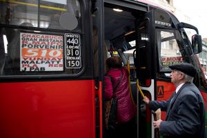 Personas mayores de Valparaíso se esperanzan con rebaja en el transporte público