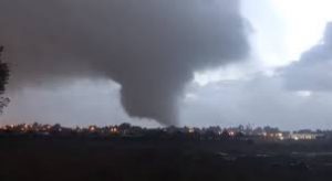 Meteorólogo asegura que tornado que azotó Los Ángeles es consecuencia de la emergencia climática